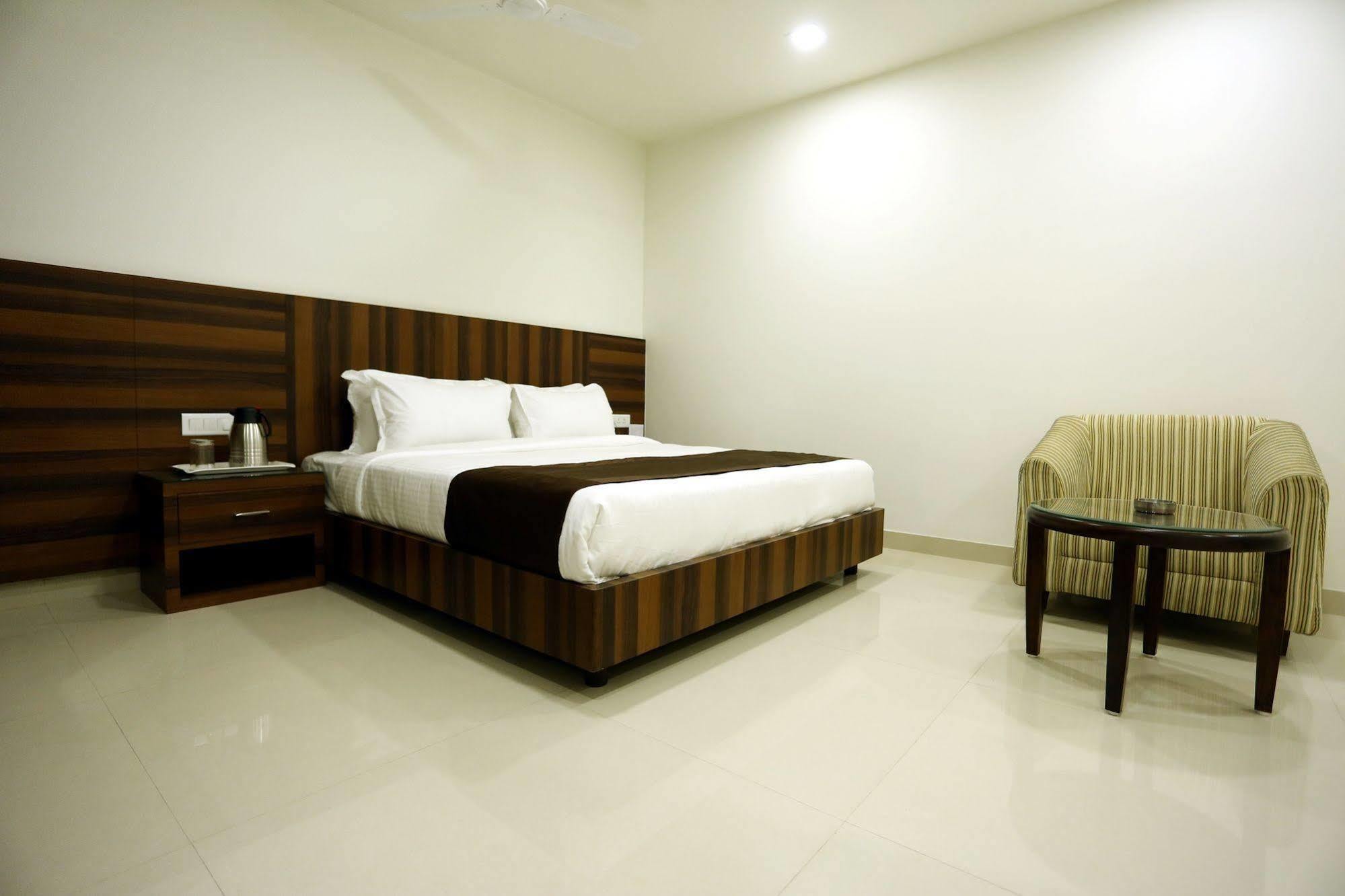 Solitaire Otel Rāipur Dış mekan fotoğraf