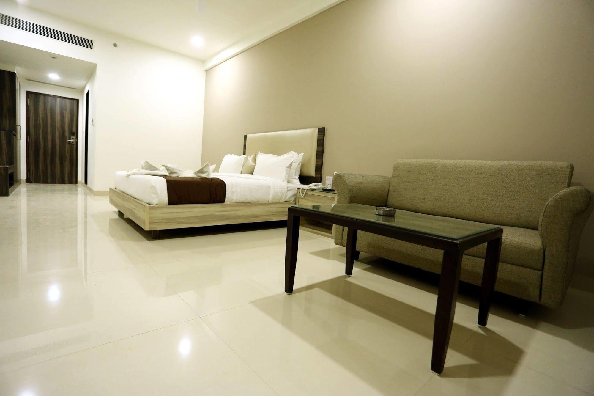 Solitaire Otel Rāipur Dış mekan fotoğraf